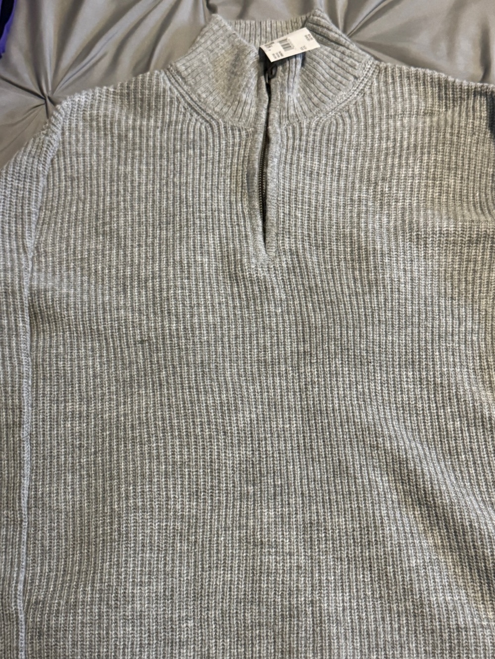 American Eagle * Brand New * With tags
Men's Light Gray Ribbed Half-Zip Sweater